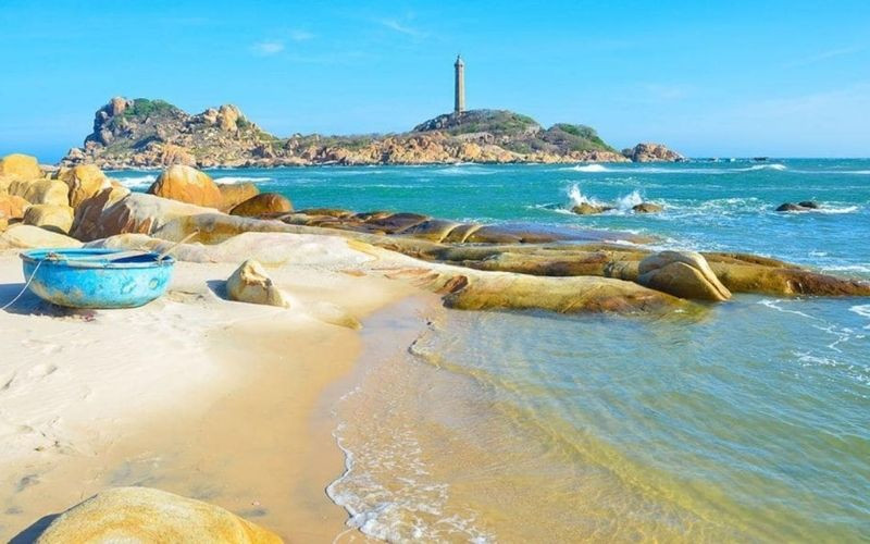 Cảnh thiên nhiên Bình Thuận biển xanh và nắng ấm